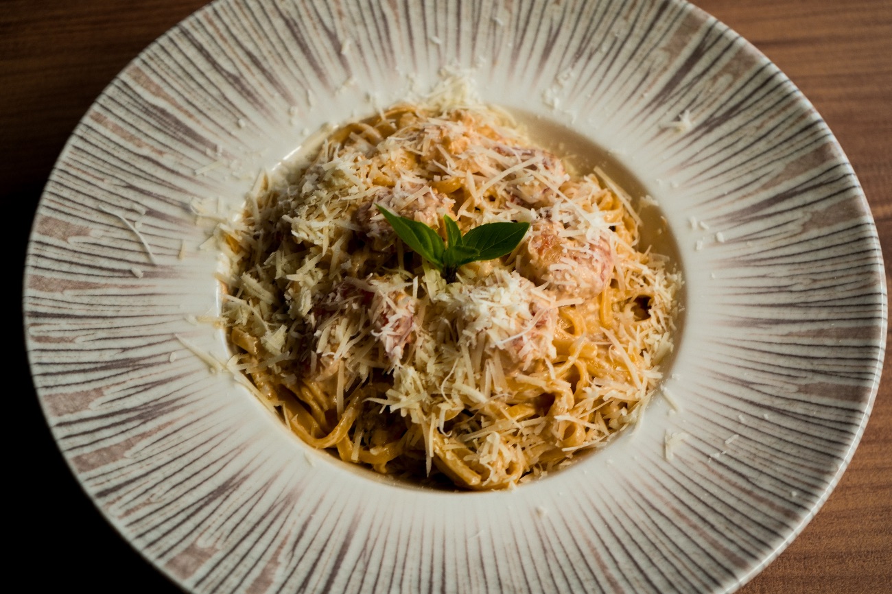 Karides Linguini - Alfredo soslu linguini makarnası karides mantar, taze sarımsak, çeri domates, fesleğen ve parmesan peyniri ile servis edilir.