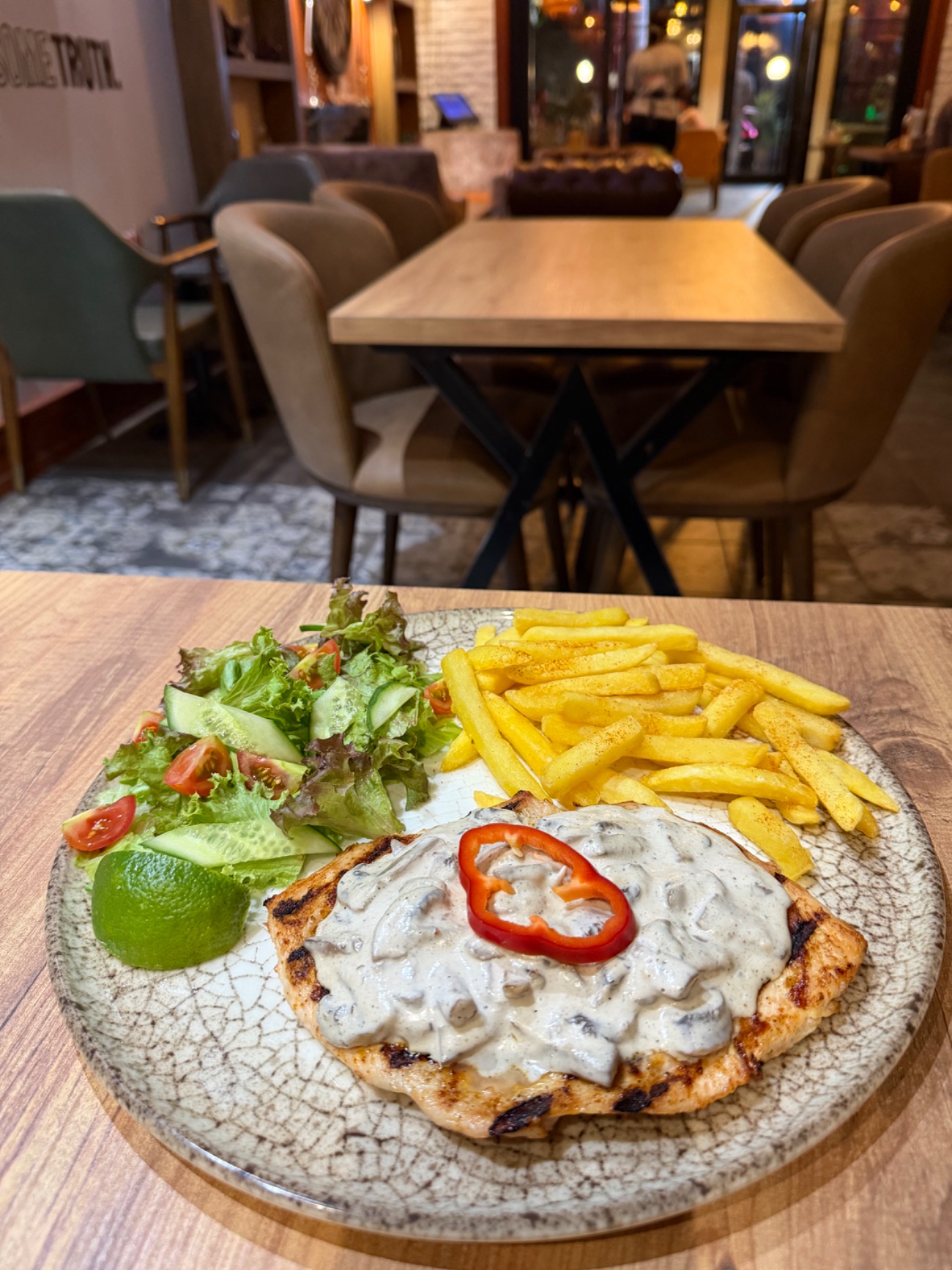 Cream & Mushroom Chicken - Izgara tavuk göğsü, özel kremalı mantar sos patates kızartması, yeşil salata