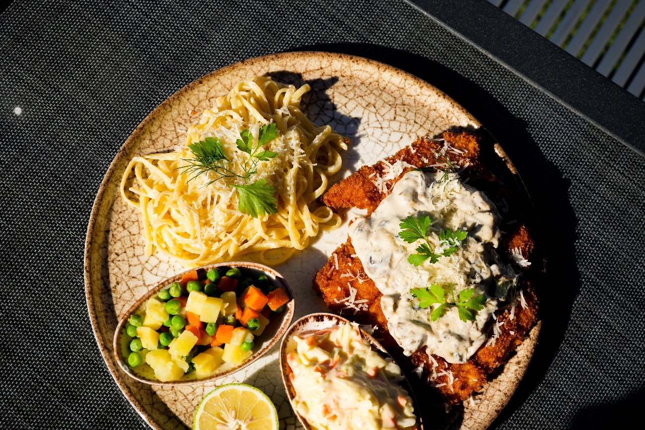 Schnitzel Mushroom - İNCE DÖVÜLMÜŞ TAVUK GÖGSÜ İLE YAPILMIŞ ŞiNİTZEL, SEBZE GARNİTÜR, MANTARLI DİANA SOS VE KREMALI LİNGUİNİ MAKARNASI