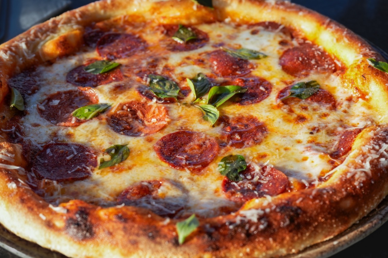 Pepperoni - 24 hours fermented sourdough,speacial pizza sauce,pepperoni,taze fesleğen,parmesan,zeytin yağı