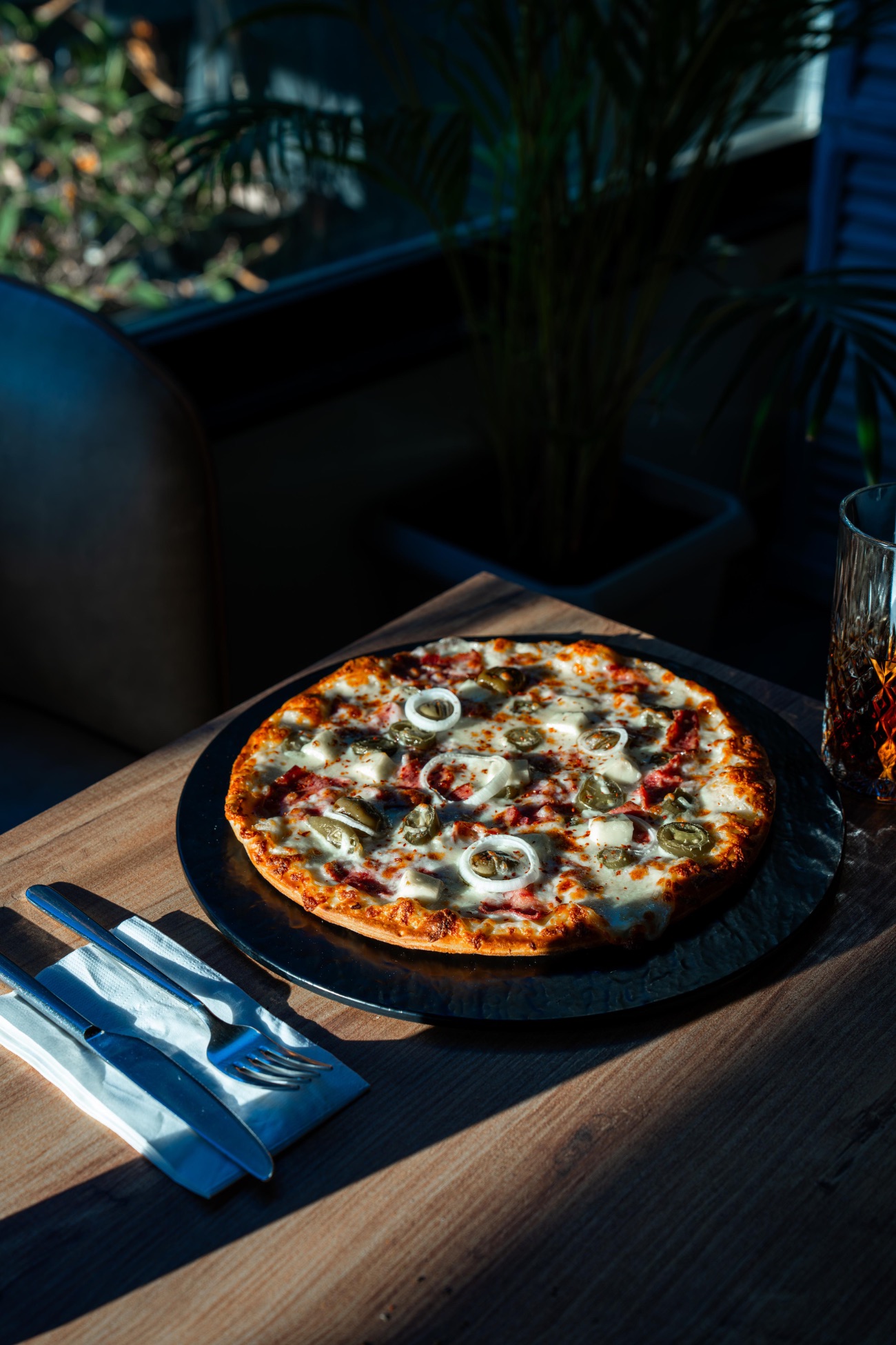 Chili Roast Beef 🌶️ - Özel krema sos, Mozzarella Peyniri, Roast Beef, Hellim, Soğan, Yeşil Zeytin, Acı Pul Biber, Jalapeno Biber, Sarımsaklı Tereyağ
