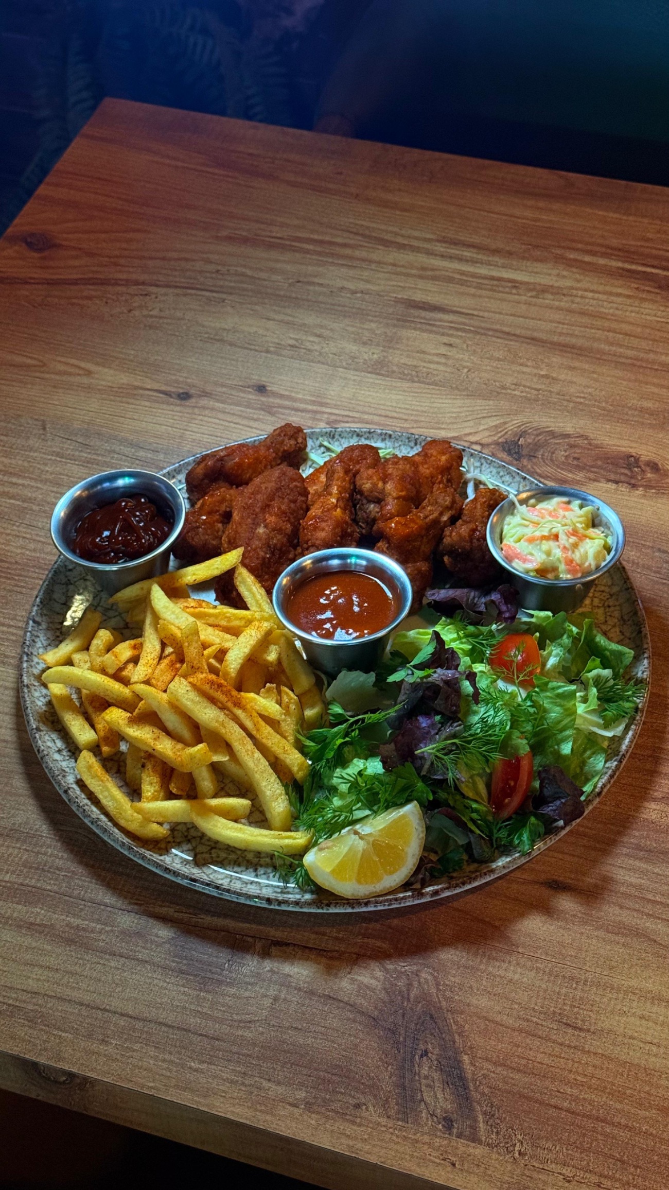 Kızartılmış Kanat - 8 parça kızartılmış kanat, coleslaw salata, cips, ranch sos.