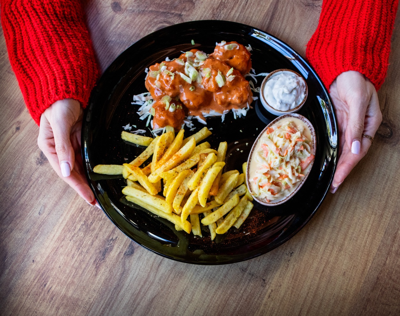 Dynamite Karides 🌶️ - Dinamit soslu karides, patates kızartması, Coleslaw salatası, taze soğan parçaları.