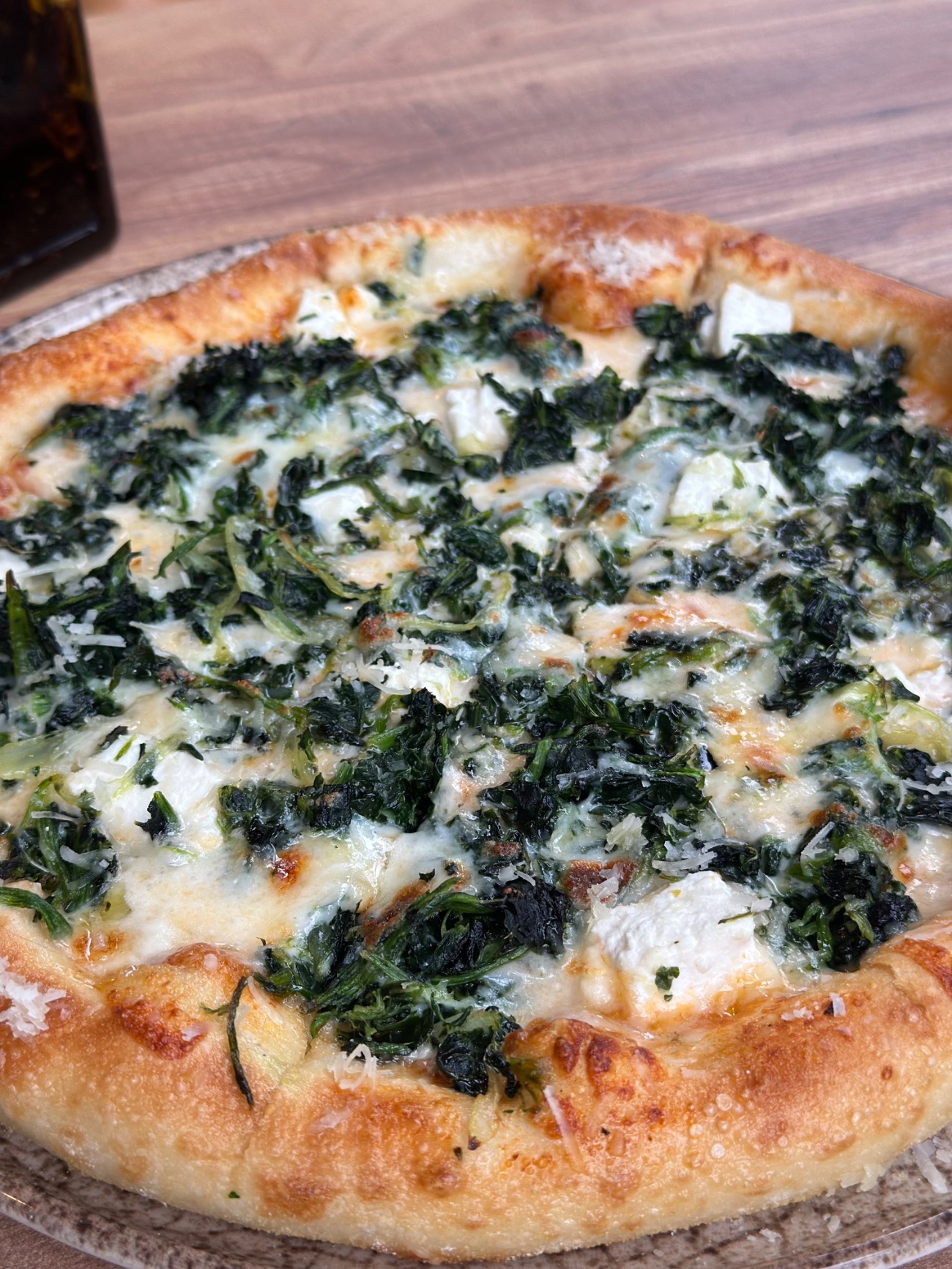 Spinach(vegetarian) - 24 hours fermented sourdough,special pizza sauce,kuru domates,ıspanak,karamelize soğan,beyaz peyniri,kırmızi biber,parmesan,taze fesleğen,zeytin yağı