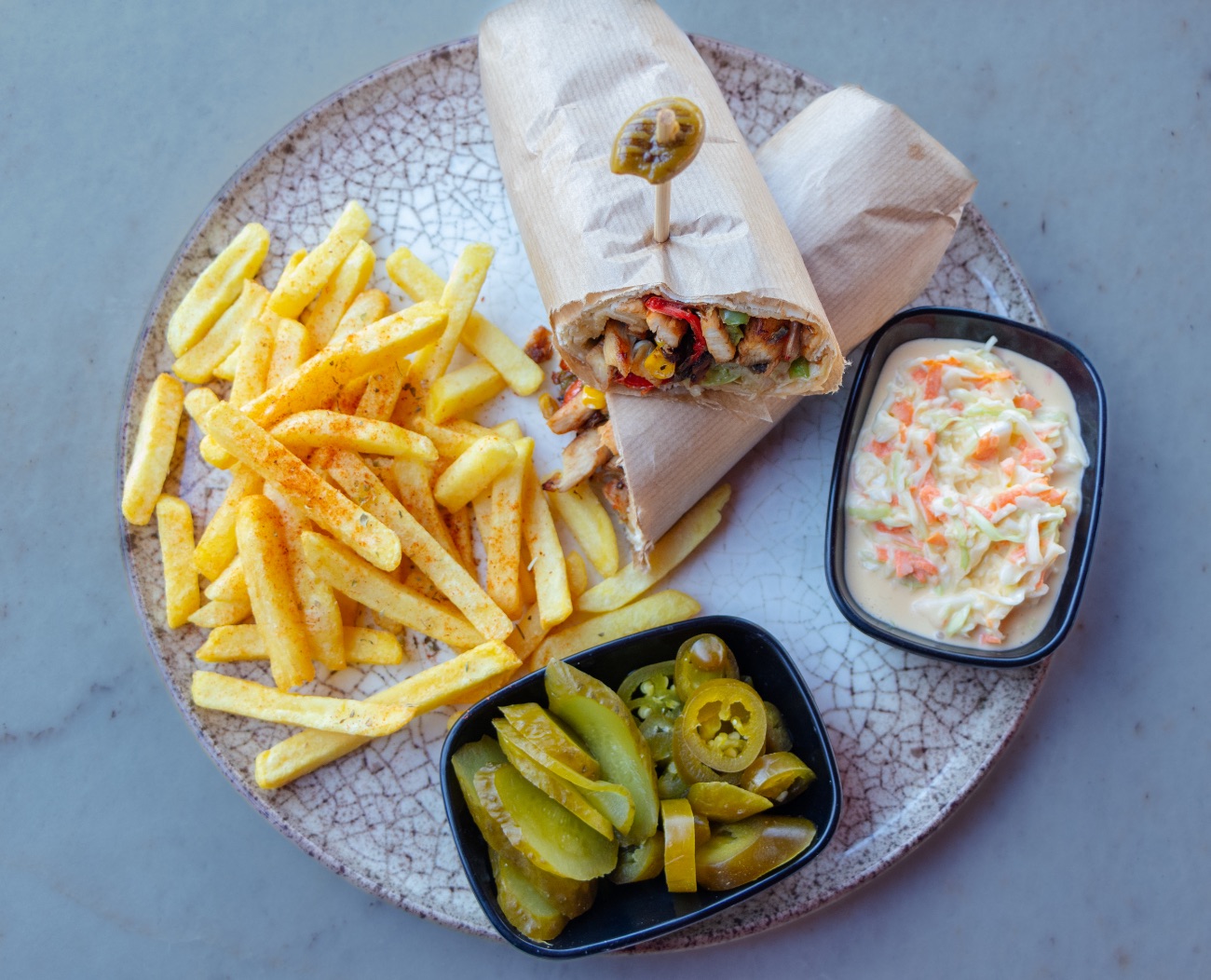 Tavuk Wrap - Tavuk parçaları, soğan ,yeşil ve kırmızı biber, mısır, marul, mantar, özel sos