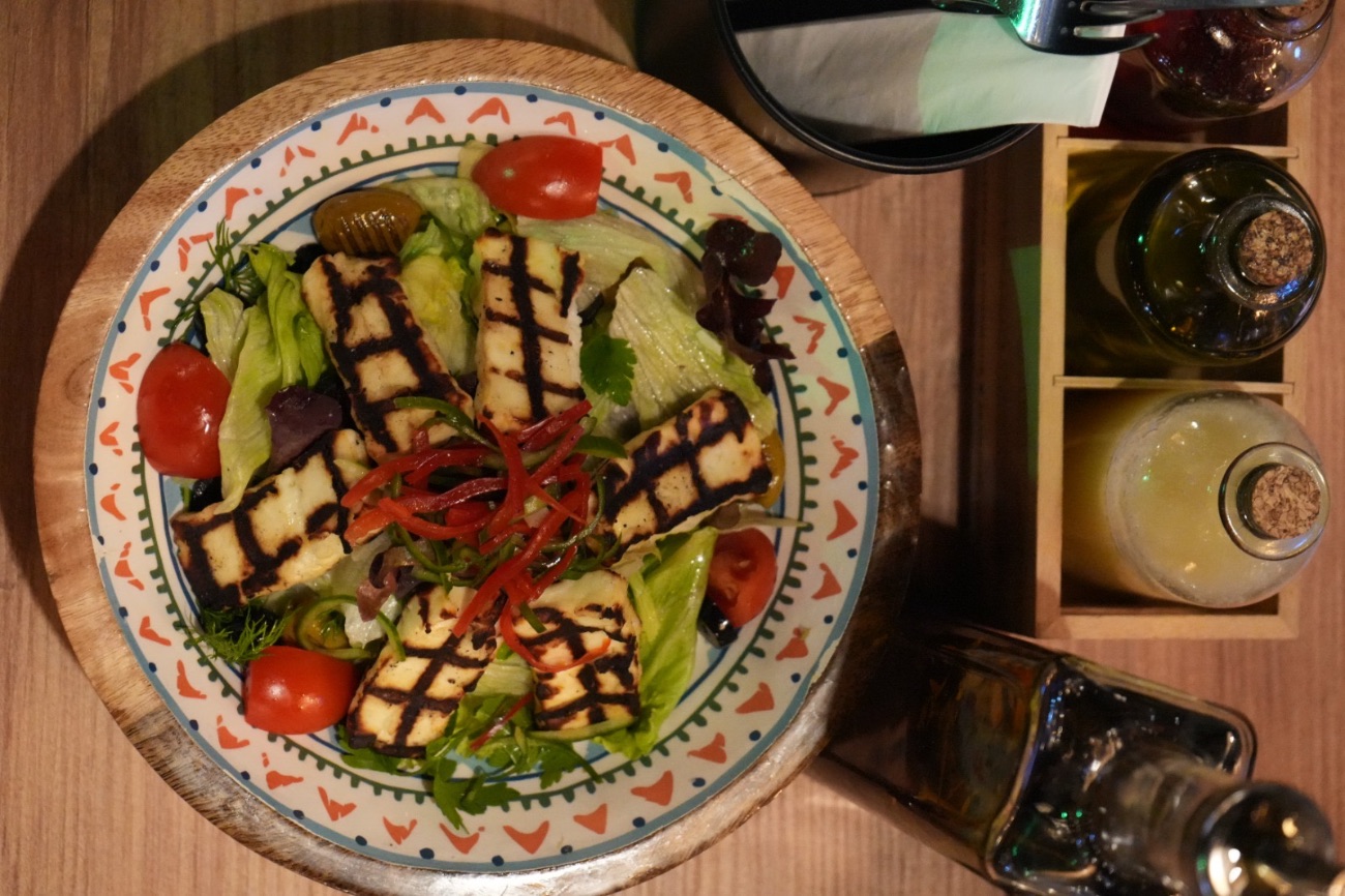 Grilled Halloumi Salad - Izgara hellim, yeşillik, domates, yeşil zeytin