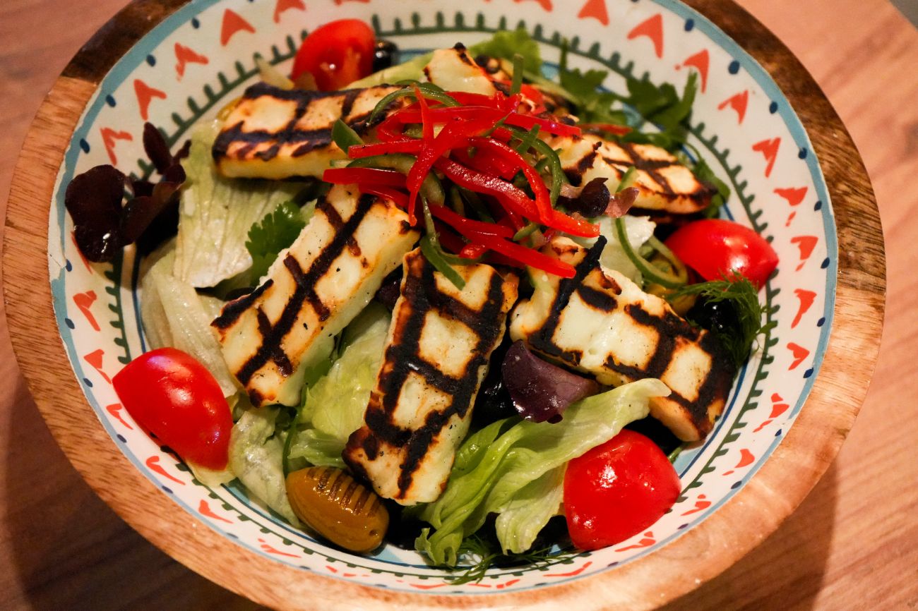 Grilled Halloumi Salad - Izgara hellim, yeşillik, domates, yeşil zeytin
