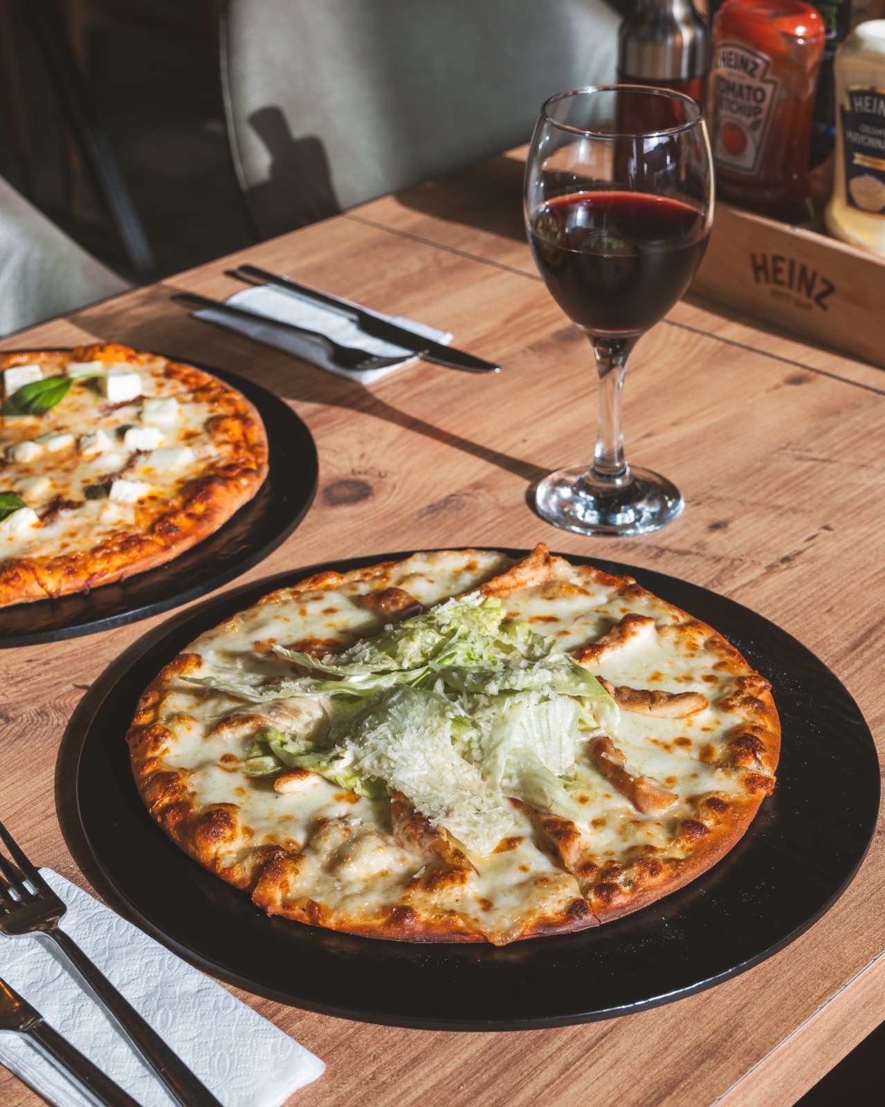 Chicken Caesar Pizza - Özel Krema Sos, Mozzarella Peyniri, Izgara Tavuk Göğsü, Göbek Salata, Caesar Sos, Parmesan Peyniri