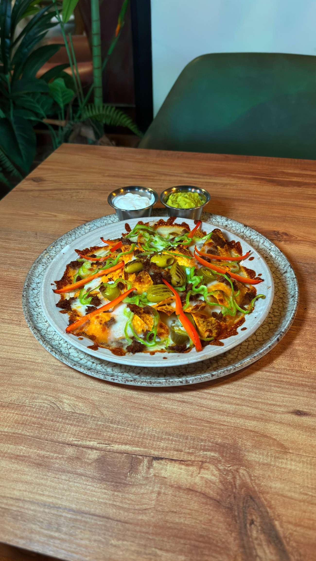 Tex Mex Nachos - Fırınlanmış cips üzerine mozarella peyniri, bolonez kıyması, Jalapeno, kapya ve yeşil biber
İle avakado sosun uyumuna bayılacaksınız!