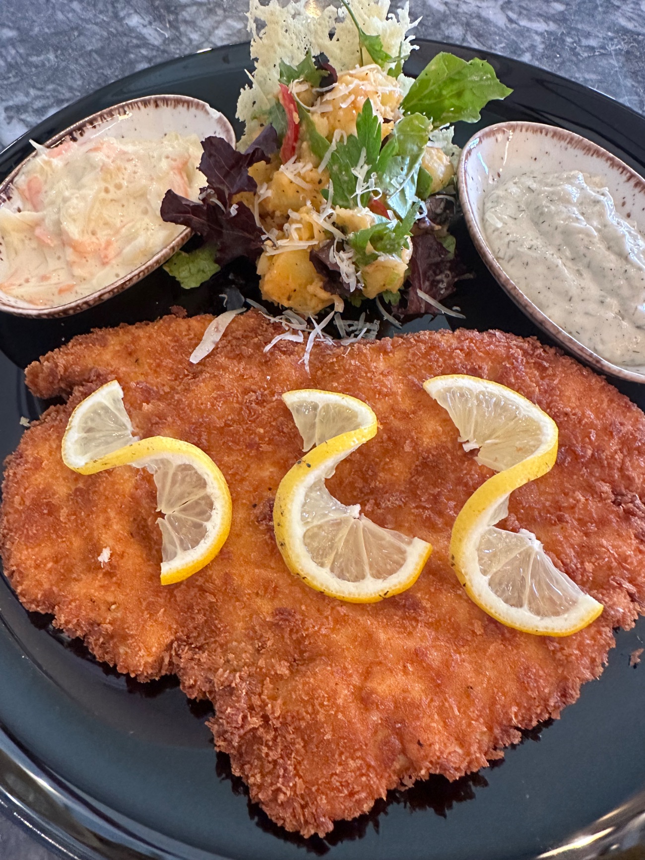 Шницель Маринара - КУРИНЫЙ ШНИЦЕЛЬ С ЖАРЕНЫМ СОУСОМ МРИАНА, ПАСТА ЛИНГВИНИ С СЫРОМ ПРЕМЕСАН / / /САЛАТ, САЛАТ ИЗ КОЛСЛО