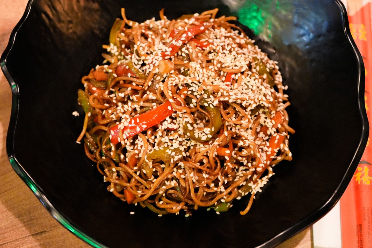 Chow Mein Noodles - Noodel makarnası, yeşil biber, kırmızı biber, soğan, beyaz lahana, havuç, soya sos, susam.
