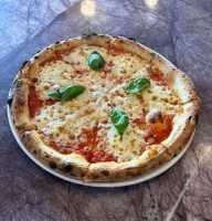 Margherita pizza 🍕 - (Ortalama 30 dakikada hazırlanır yoğunluğa göre değişir) Malzemeler: Domates sosu, mozzarella peyniri, taze fesleğen.