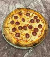 Pepperoni pizza 🍕 - (Ortalama 30 dakikada hazırlanır yoğunluğa göre değişir) Malzemeler: Domates sosu, mozzarella peyniri, taze fesleğen.