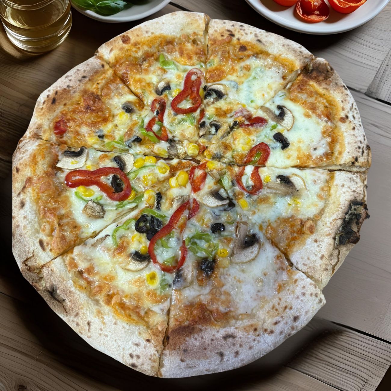 Vejeteryan pizza 🍕 - Malzemeler: Mozzarella, domates sos, mantar, mısır, siyah zeytin, kırmızı ve yeşil biber.