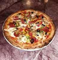 Karışık pizza 🍕 - (Ortalama 30 dakikada hazırlanır yoğunluğa göre değişir) Malzemeler: Domates sosu, mozzarella peyniri, taze fesleğen.