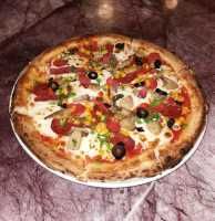 Karışık pizza 🍕 - Malzemeler: Mozzarella, domates sos, sucuk, salam, mantar, mısır, yeşil biber, siyah zeytin.