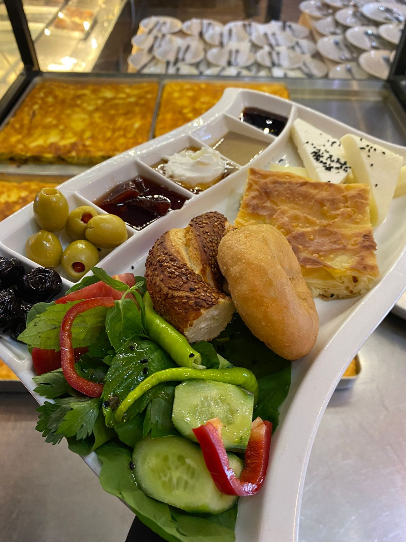 Kahvaltı Tabağı - Yöresel Peynir Çeşitleri, Söğüş Domates, Salatalık, , Petek Bal, Manda Kaymak,  Emeğin Böreği, , Egenin Zeytini, Ev Yapımı Reçeller