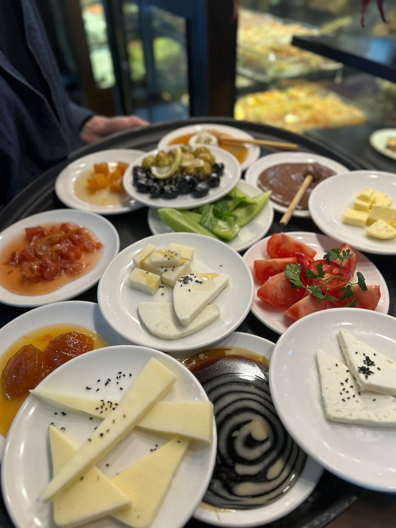 Serpme Kahvaltı (İki Kişilik) - (En az iki kişilik servis edilir.) Yöresel Peynir Çeşitleri, Söğüş Domates, Salatalık, , Petek Bal, Manda Kaymak,  Emeğin Böreği, , Egenin Zeytini, Ev Yapımı Reçeller, melemen,