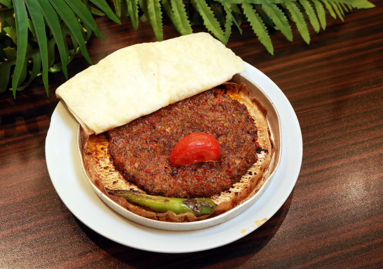 Kağıt Kebabı - Közlenmiş domates ve biber ve sıcak lavaş ile servis edilir.