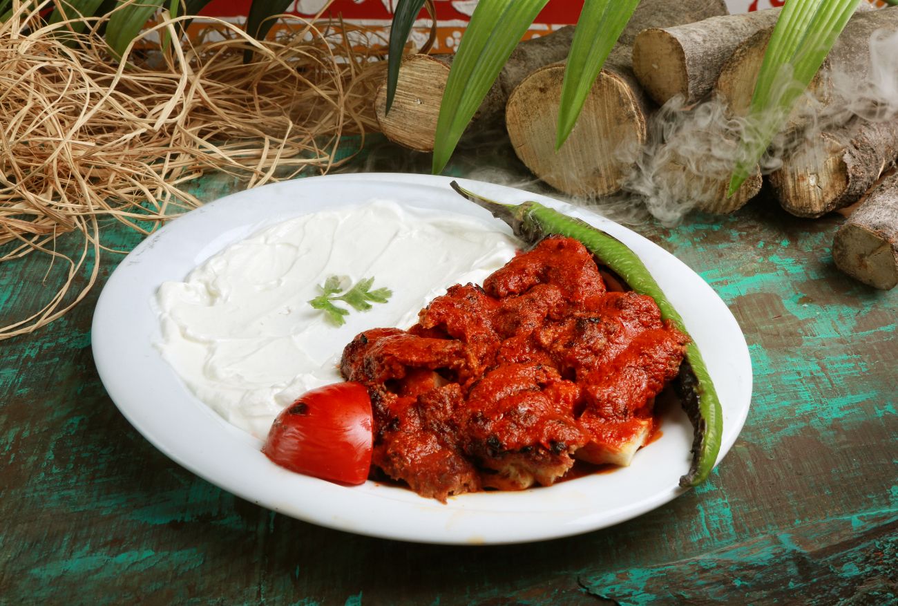 Kebap İskender - Kebap açılır, pidesi özel sosu ve tereyağı ile, yanında yoğurdu ile servis edilir.