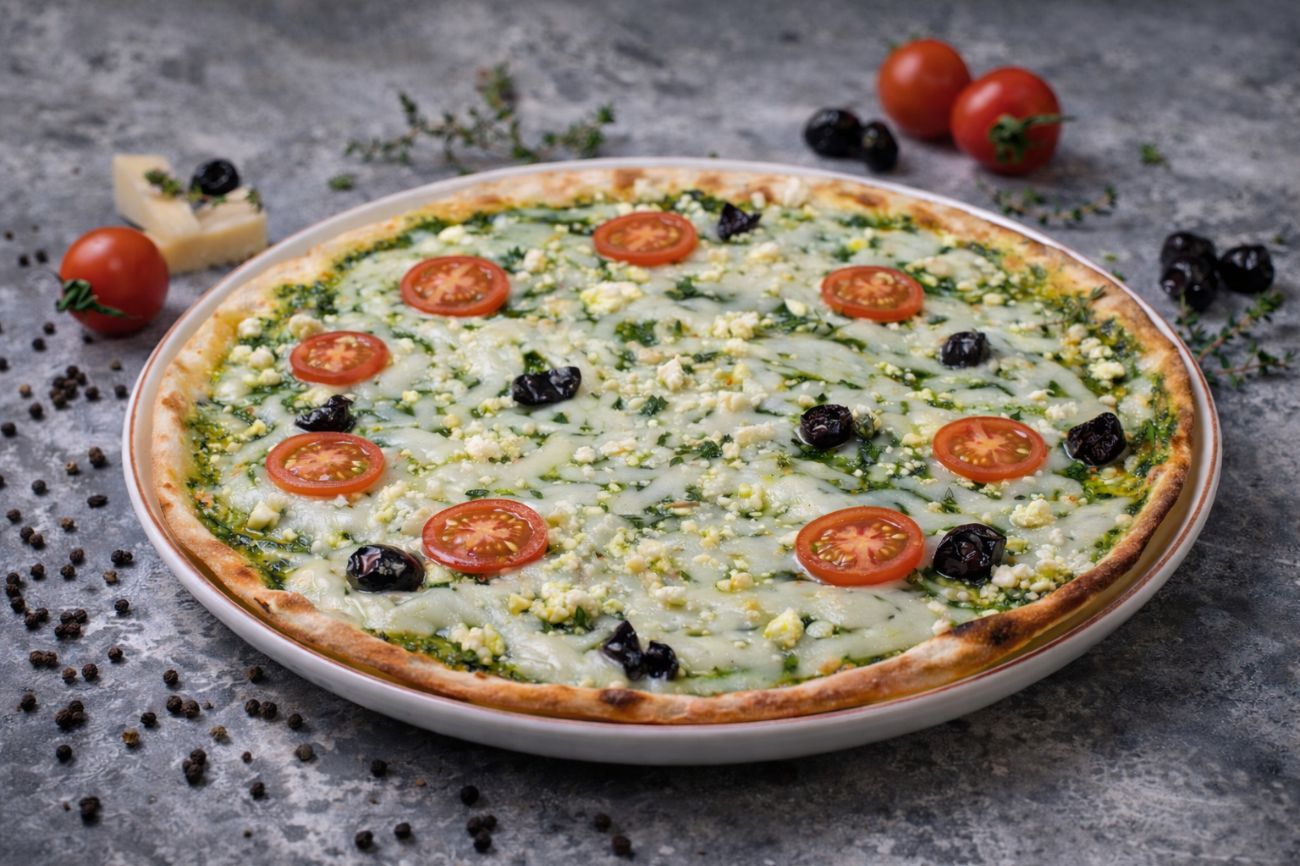 Peynirli Light Pizza - İnce tam buğday unlu hamur üzerinde beyaz peynir, maydanoz pesto, siyah zeytin, domates
