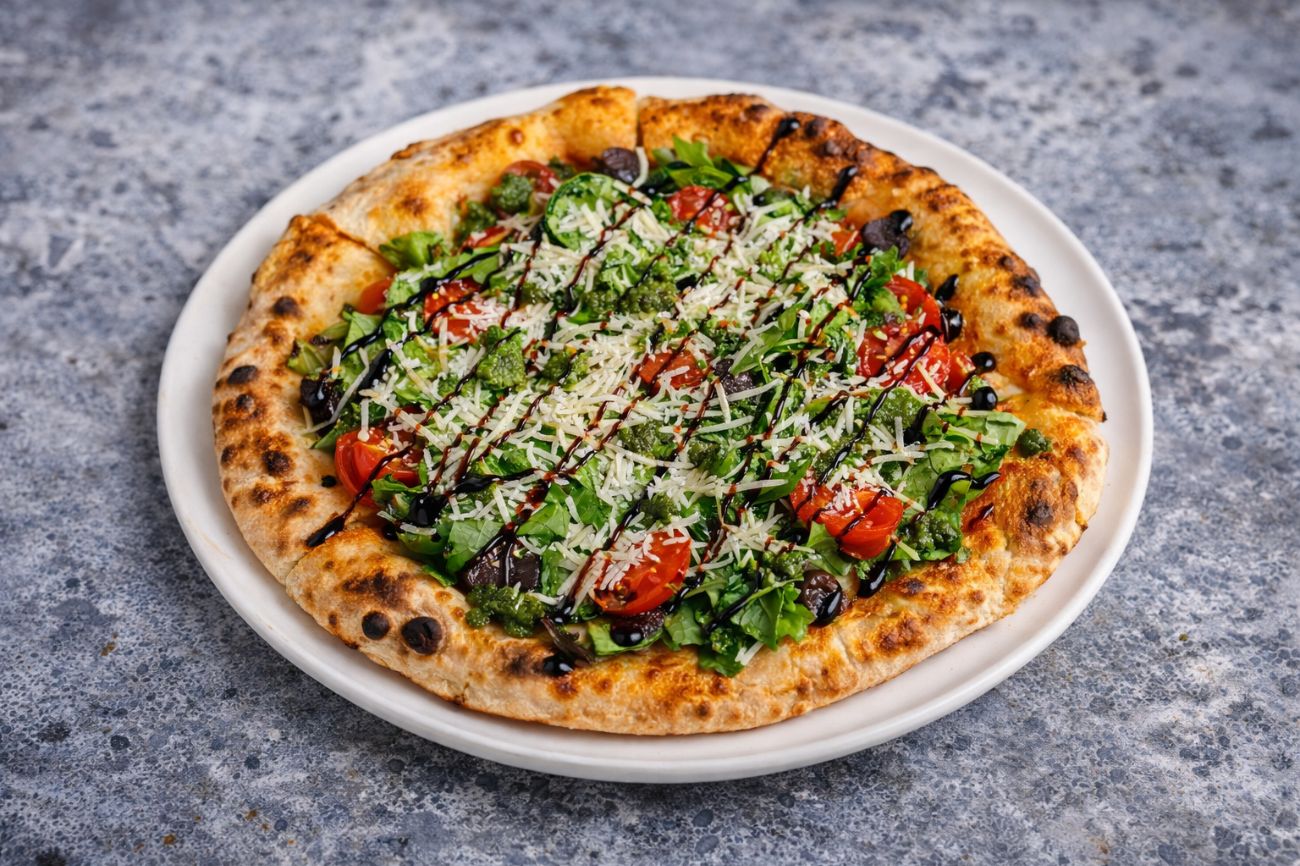 Clara - Domates sos, taze roka, cherry domates, siyah ve yeşil zeytin, pesto sos, rende parmesan, balzamik sos,