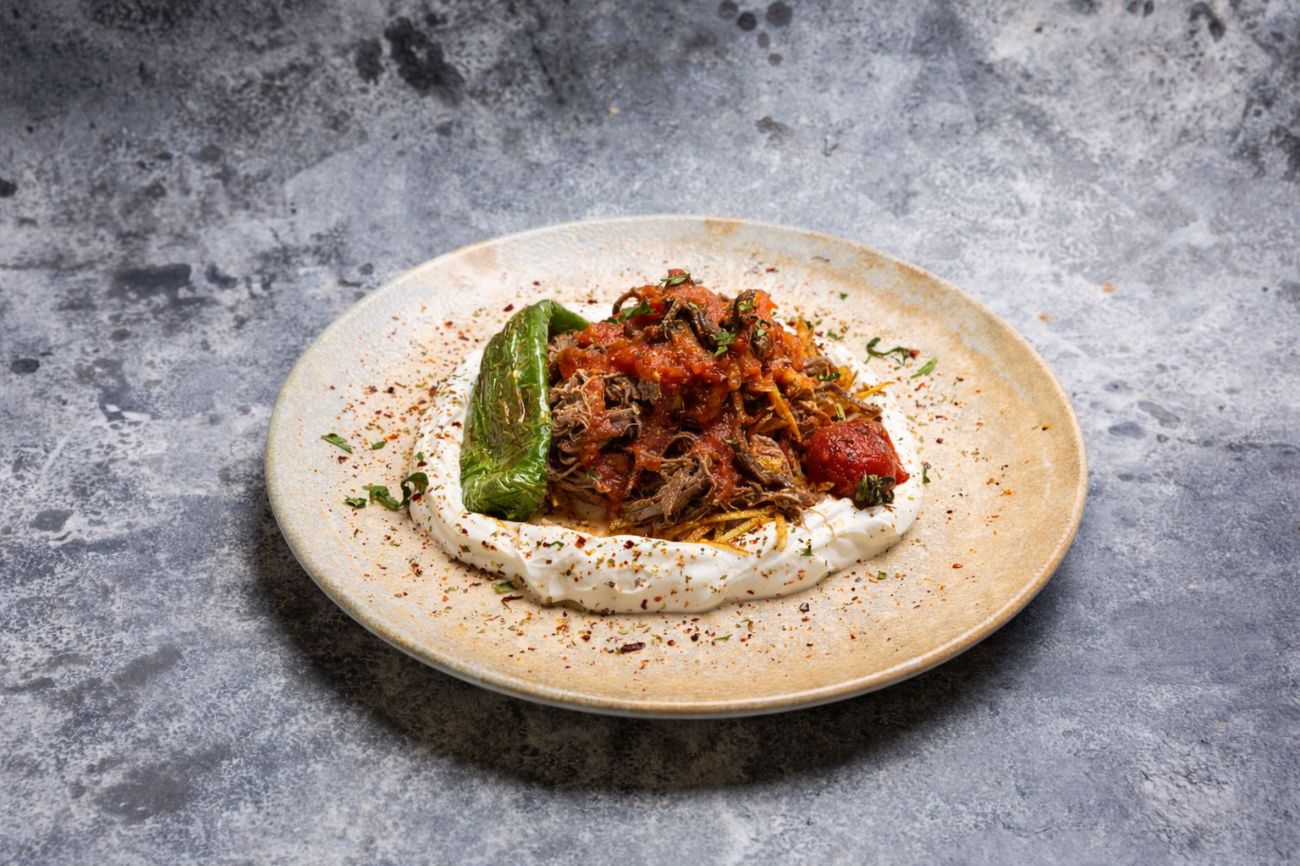 Bonfileli Çökertme - (Kızarmış kibrit patates, sote dana bonfile dilimleri, sarmısaklı yoğurt, domates sos)