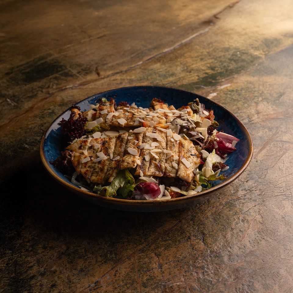 Pestolu Tavuklu Salata - (Izgara tavuk göğüs, akdeniz yeşillikleri, iceberg, kuru domates, çeri domates, fırın badem, pesto sos)