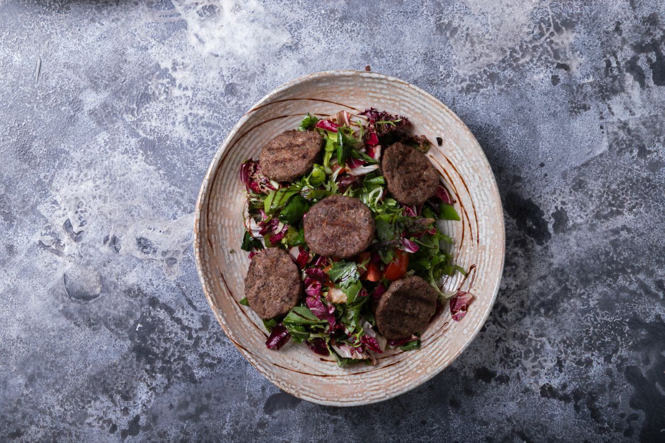 Köfteli Salata - (Akdeniz yeşillikleri, kiraz domates, ızgara köfte, narenciyeli vinegret sos)