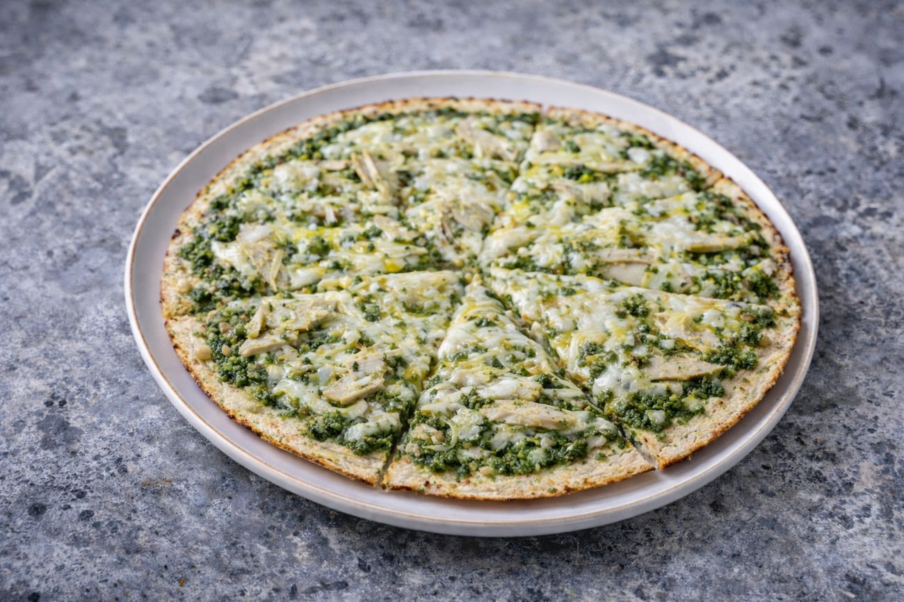 Enginarlı Light Pizza - Tam buğday çıtır hamur, pesto dip sos, enginar dilimleri, kapari, mozerella, sumak