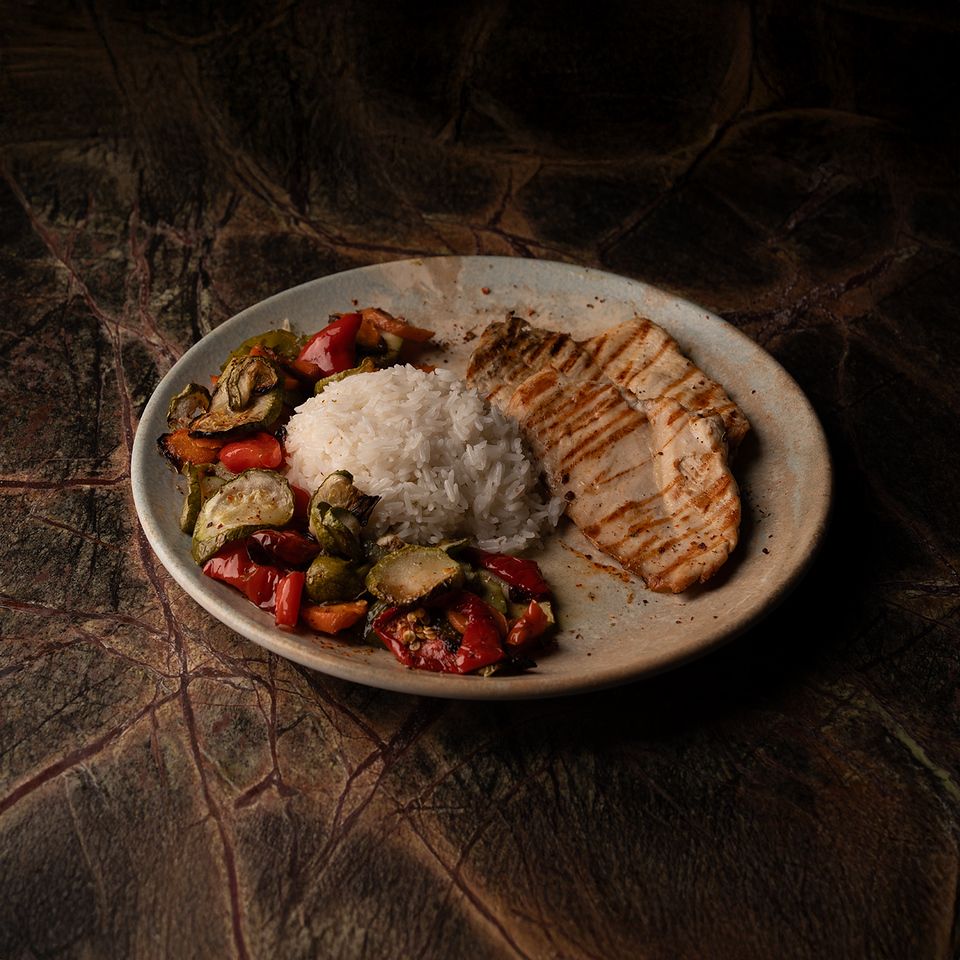 Izgara Tavuk Göğsü - (Mevsim sebzeleri, fırınlanmış domates, Basmati pilavı, domates sos ile)