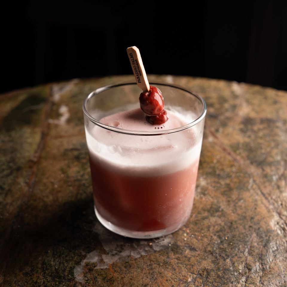 Cherry Scarlet (tatlı, ekşi) - Vişne infüze Fords cin, kiraz likörü, lime suyu, el yapımı tarçın şurubu