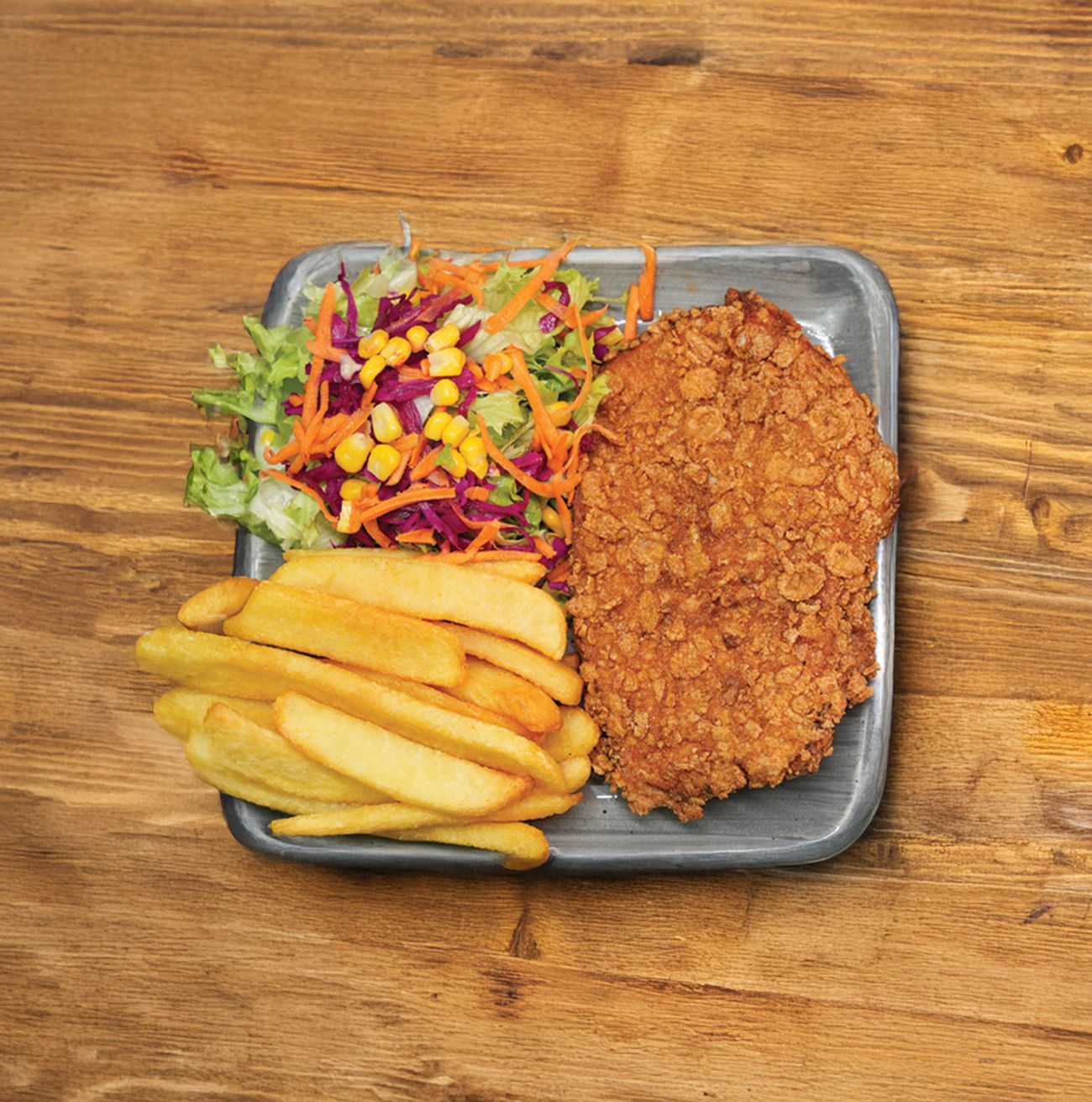 EKO PİLİÇ SCHNITZEL - Panelenmiş tavuk parçaları,  patates tava, mevsim yeşillikler