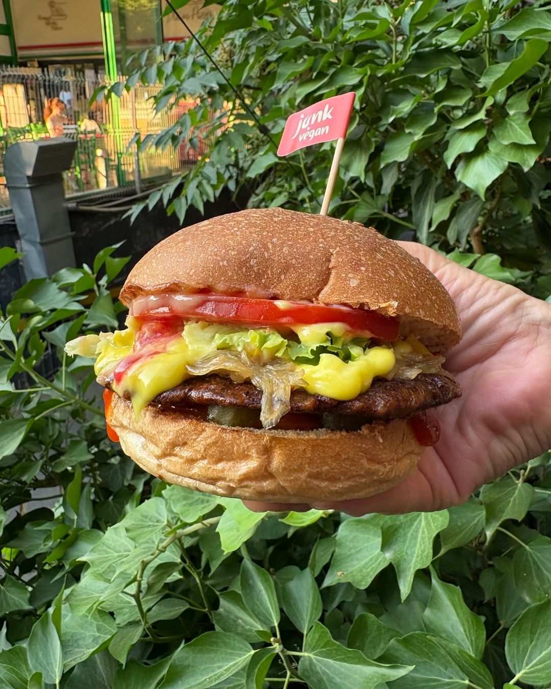 Single Beef Burger & Patates Kızartması - Bir adet junk beef, cheddar sos, karamelize soğan, turşu, domates, marul, chili sos, ketçap, chili-mayo. Yanında patates kızartması ve iki adet dip sos.