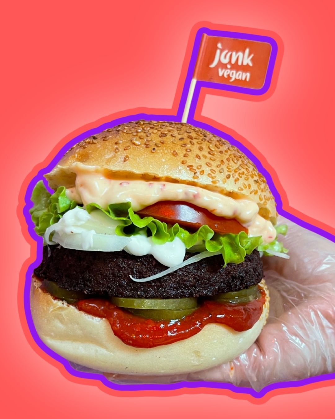 Soy Burger & Patates Kızartması - Soya kıymasından köfte, turşu, domates, marul, soğan, ketçap, junk chili-mayo sos. Yanında patates kızartması ve iki adet dip sos.