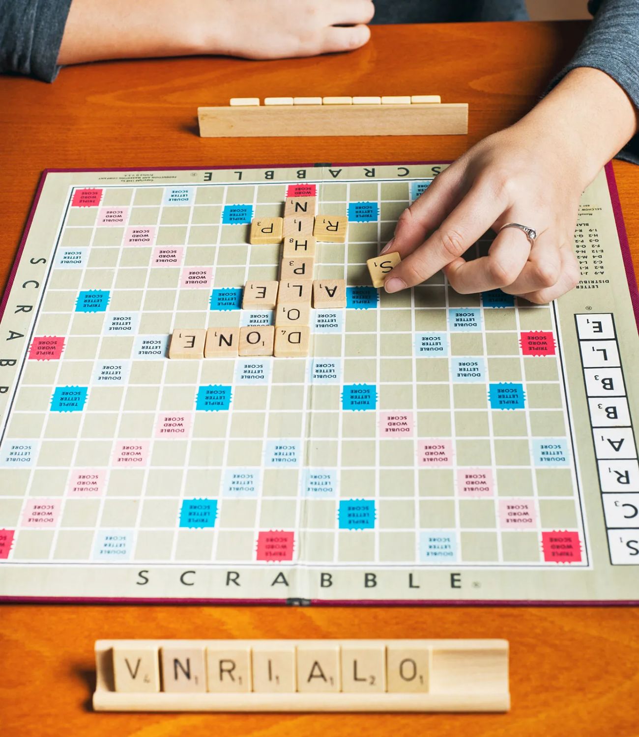 Scrabble - تكوين كلمات على اللوح بنقاط عالية. 🎯 الصعوبة: سهلة–متوسطة 🕒 60 دقيقة