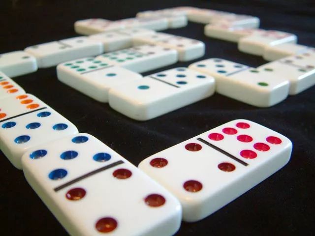 Domino - مطابقة النقاط وتسجيل مجموعات رابحة. 🎯 الصعوبة: سهلة 🕒 30 دقيقة