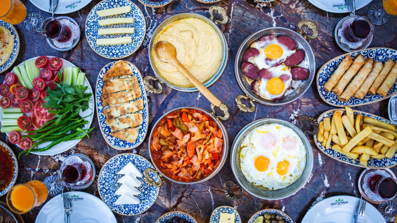 SERPME KAHVALTI - kuymak -yumurta - kaygana - patates cipsi - sigara böreği - siyah zeytin - yeşil zeytin - reçel - bal - beyaz peynir - kaşar peynir -  tereyağ - turşu kavurması - patates kavurma - söğüş tabağı - çay