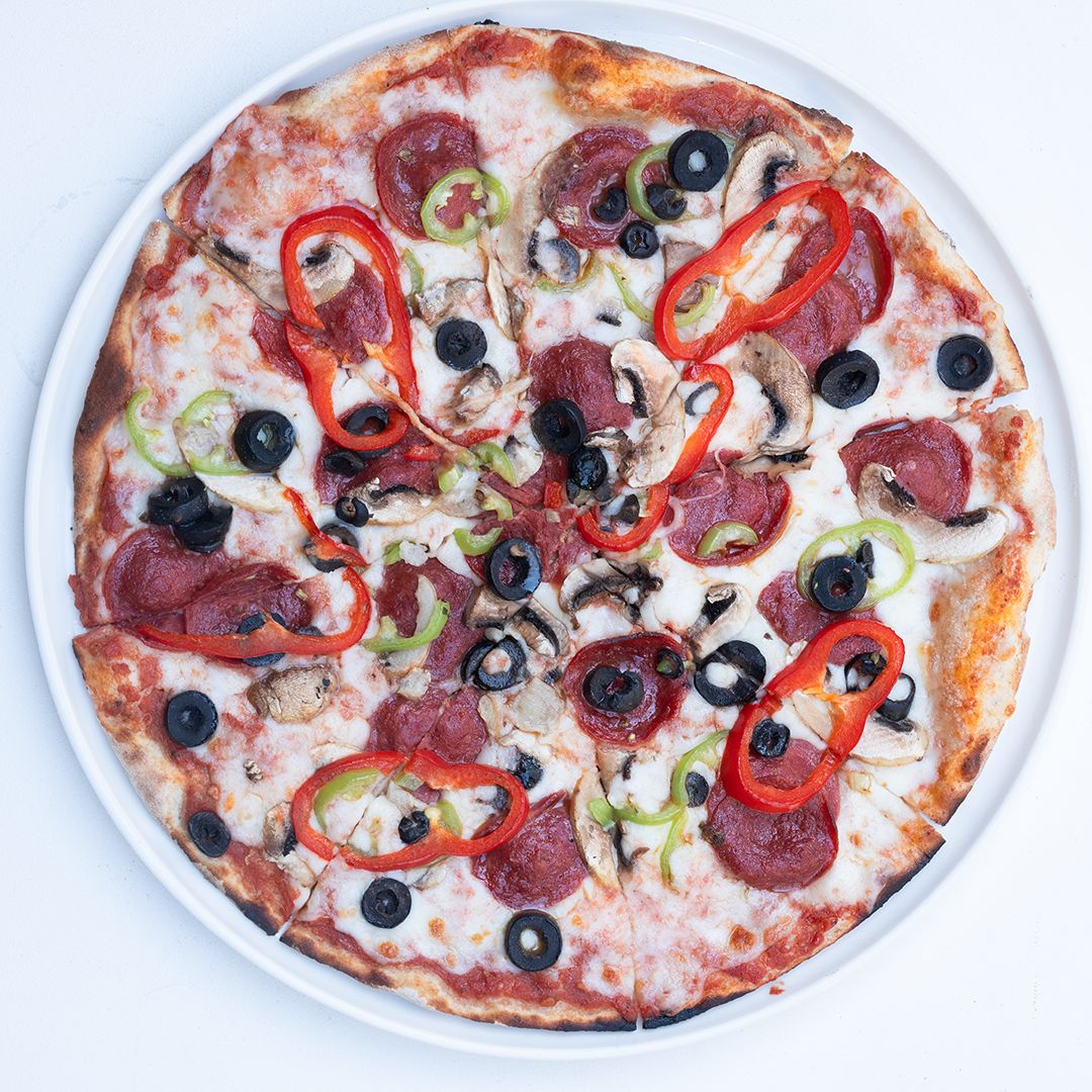 BÜYÜK KARIŞIK PIZZA - PİZZA SOSU, MOZERELLA PEYNİRİ, SUCUK, YEŞİL BİBER, KIRMIZI BİBER, MANTAR VE DİLİM ZEYTİN YANINDA JALAPENO VE SALATALIK TURŞUSU İLE...