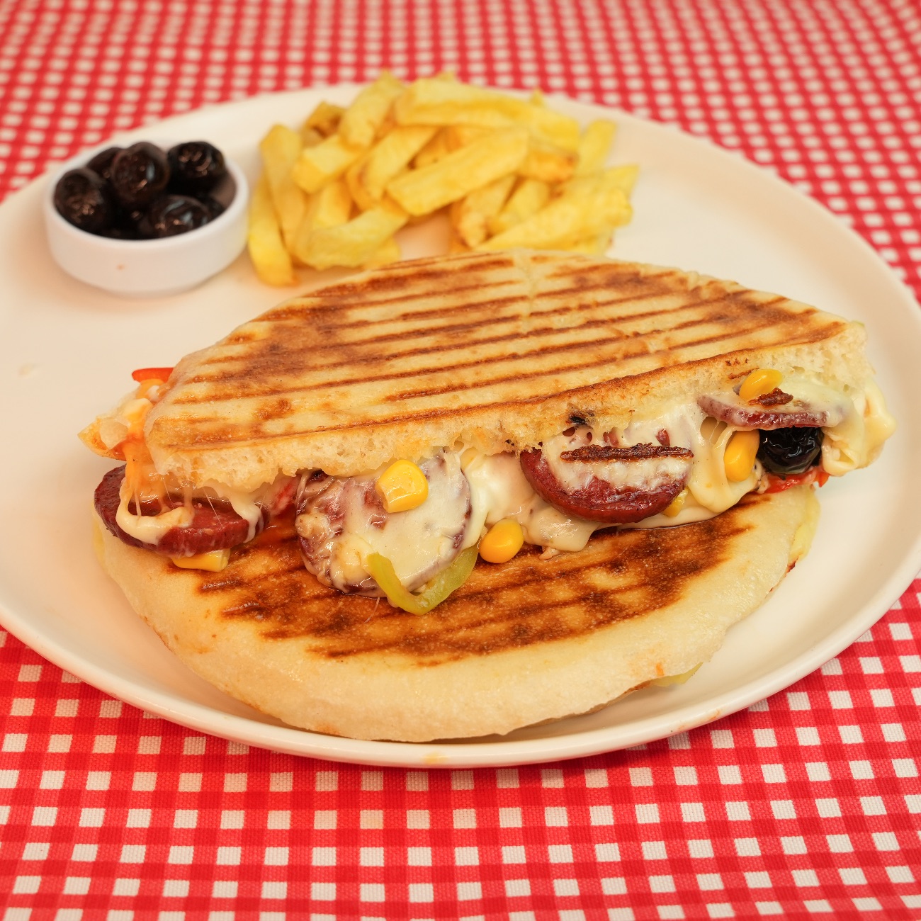 Atom +Plus - Kaşar Peyniri, Cheddar Peyniri, Sucuk, Dilim Zeytin, Yeşil Biber, Kapya Biber, Tane Mısır, Kekik,Kırmızı Pul Biber, Ketçap, Mayonez