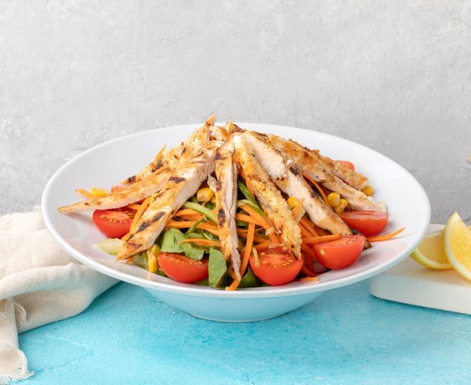 GRILLED CHICKEN SALAD - 180gr. özel soslu ızgara piliç bonfile, mevsim yeşillikieri, cherry domates, mısır, şerit havuç, şerit salatalık, kekik, yağ, limon ve mini panini ekmek ile
