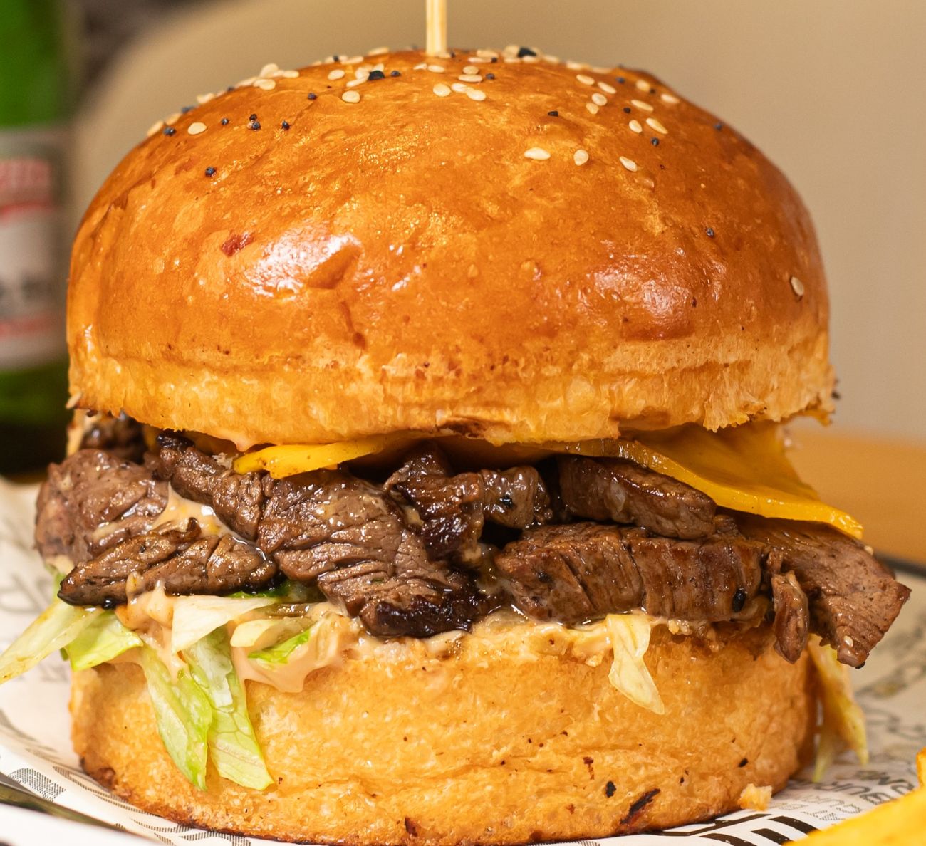 MEAT STEAK LOKUM BURGER - 100 gr dana bonfile, karamelize soğan, mantar, cheddar peynir, turşu, Meat Burger sos.