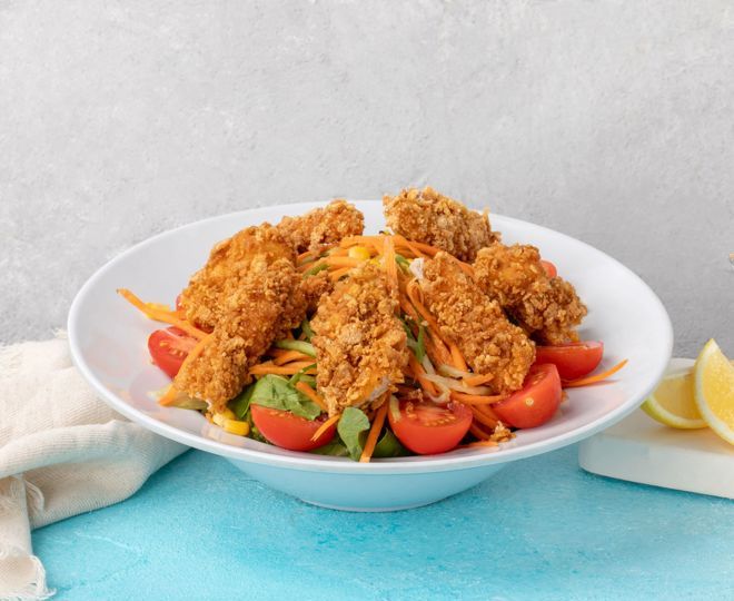 ÇILGIN ÇITIR TAVUK SALAD - 150 Çılgın Çıtır Tavuk, mevsim yeşillikleri, cherry domates, mısır, şerit-havuç, şerit salatalık. yağ, limon ve mini panini ekmek ile