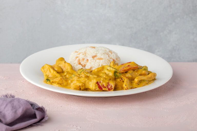 KÖRİ SOSLU TAVUK - 150 Gr jülyen tavuk, renkli biberler,özel köri sosu, yeşillik, makarna veya patates kızartması mini panini ekmek ile