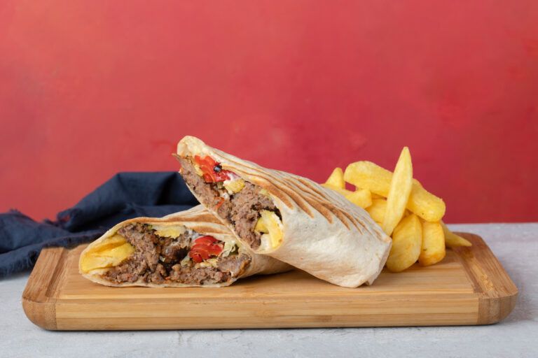 KÖFTE WRAP - 120 gr. burger köfte, tartar sos, yeşillik, patates, köz biber seçeceğiniz yeşillik veya patates kızartması ile