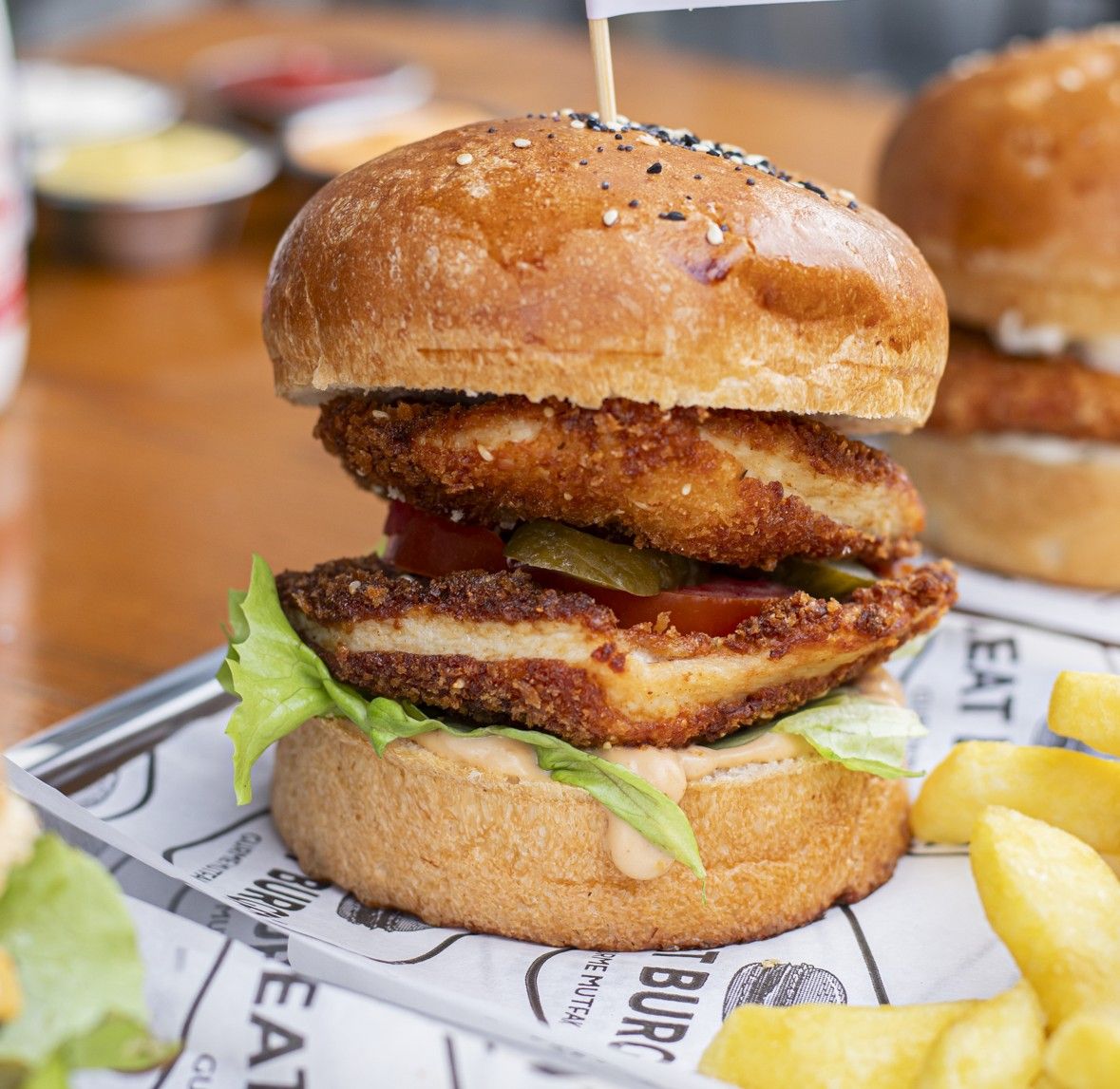 DOUBLE ŞİNİTZEL BURGER - 200 gr. tavuk şinitzel,  domates, turşu.