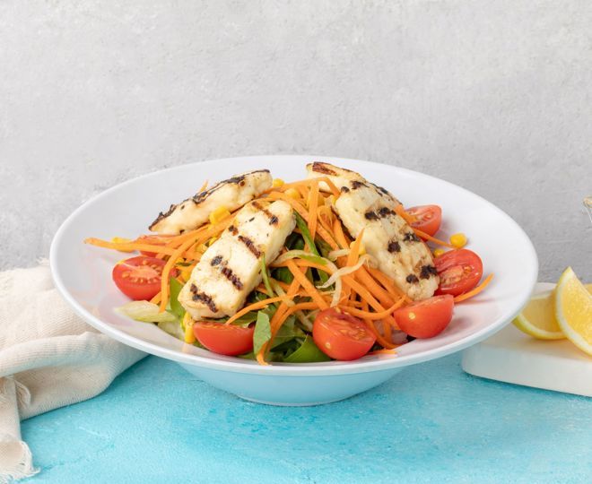 IZGARA HELLIM PEYNIRLI SALAD - 120 gr. hellim peyniri, mevsim yeşillikleri, cherry domates, mısır, şerit havuç, serit salatalık, yaü, limon ve mini panini ekmek ile