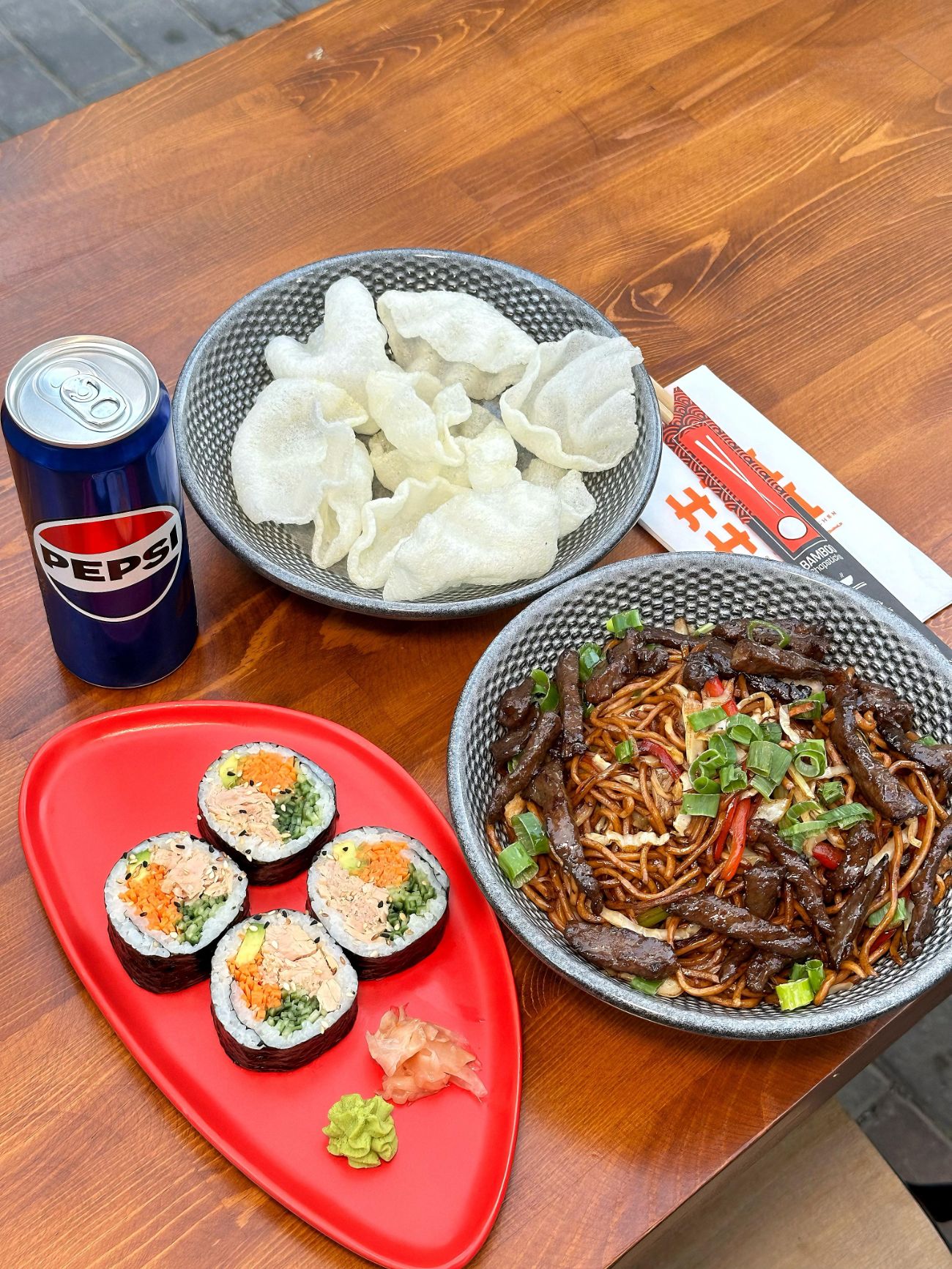 Hai Menü No:3 - Dana Etli Noodle / Kimbap (tavuklu) / Karides Cipsi / İçecek