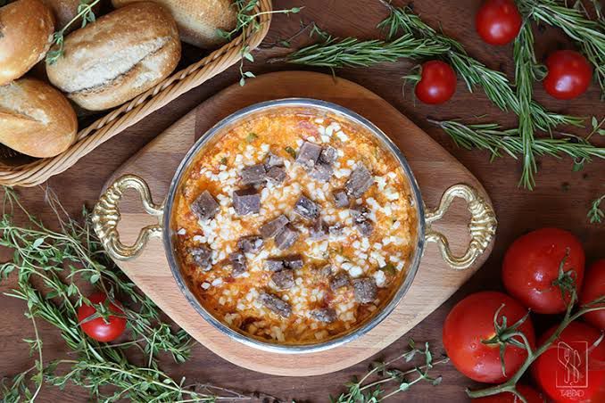 Kavurmalı Menemen - Kavurma, domates, yumurta, isteğe göre kaşar peyniri