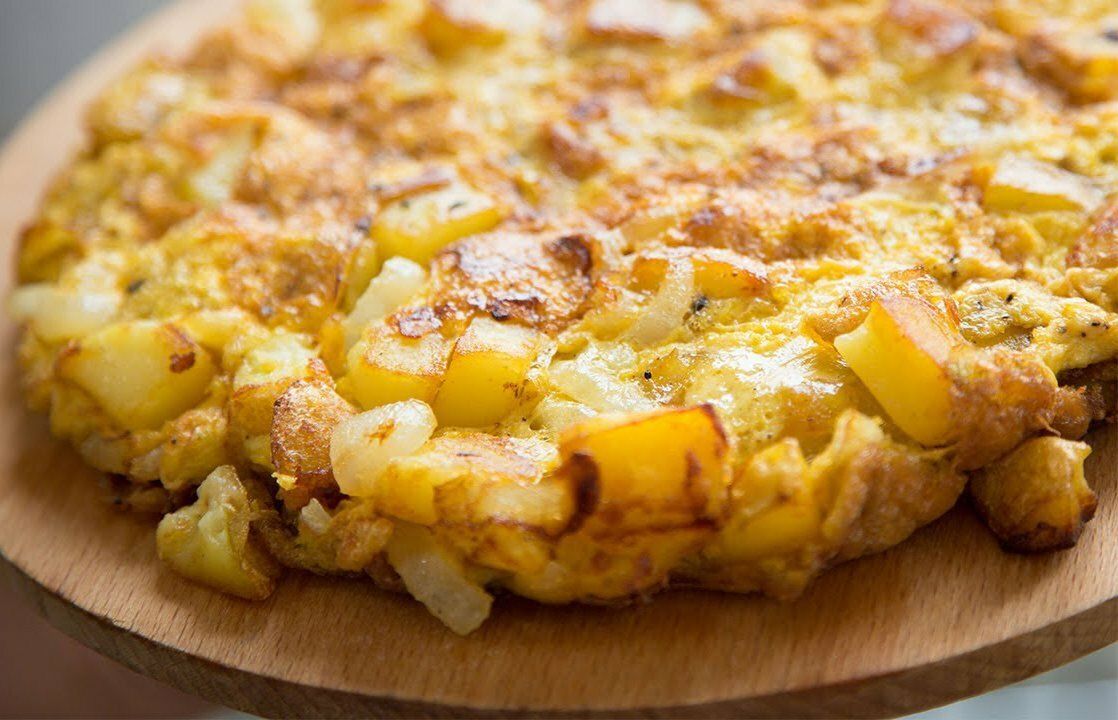 Patatesli Yumurta - 2 adet yumurta, patates, kaşar peyniri, bahatlar ile...